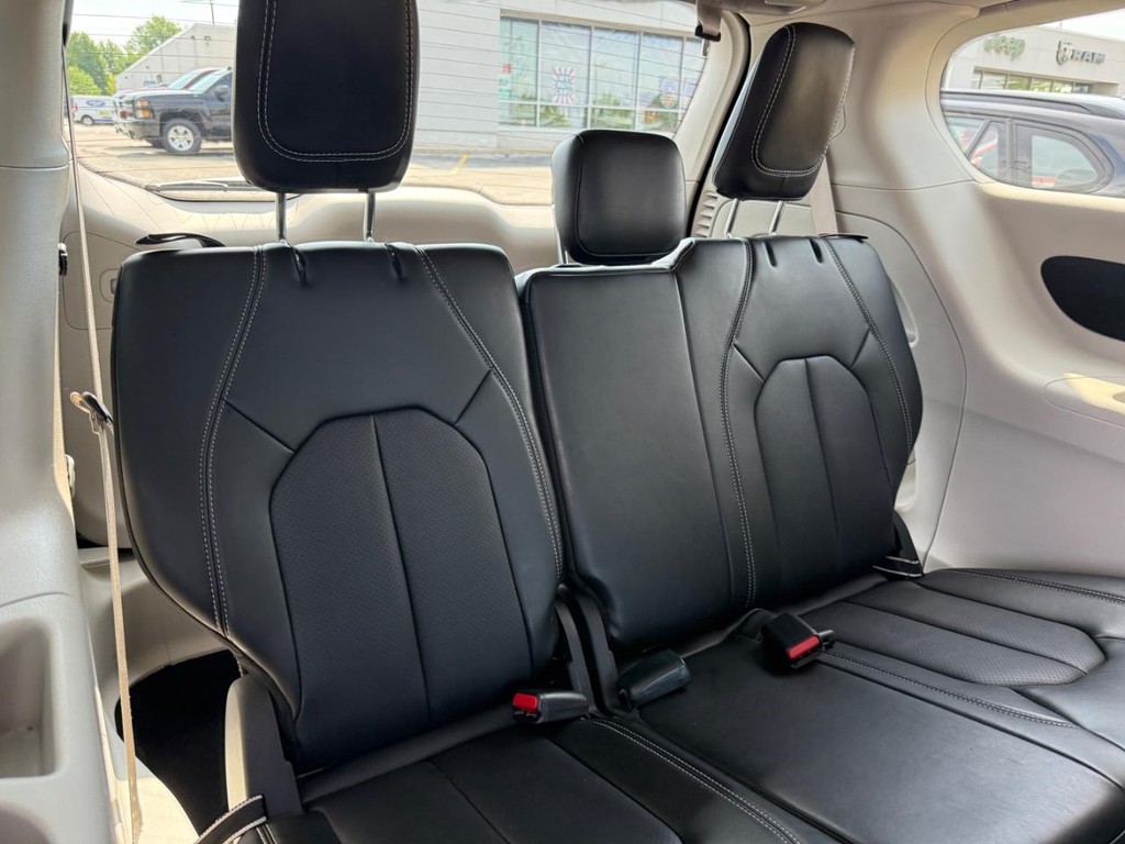 Chrysler Pacifica Vehicle Full-screen Gallery Image 08