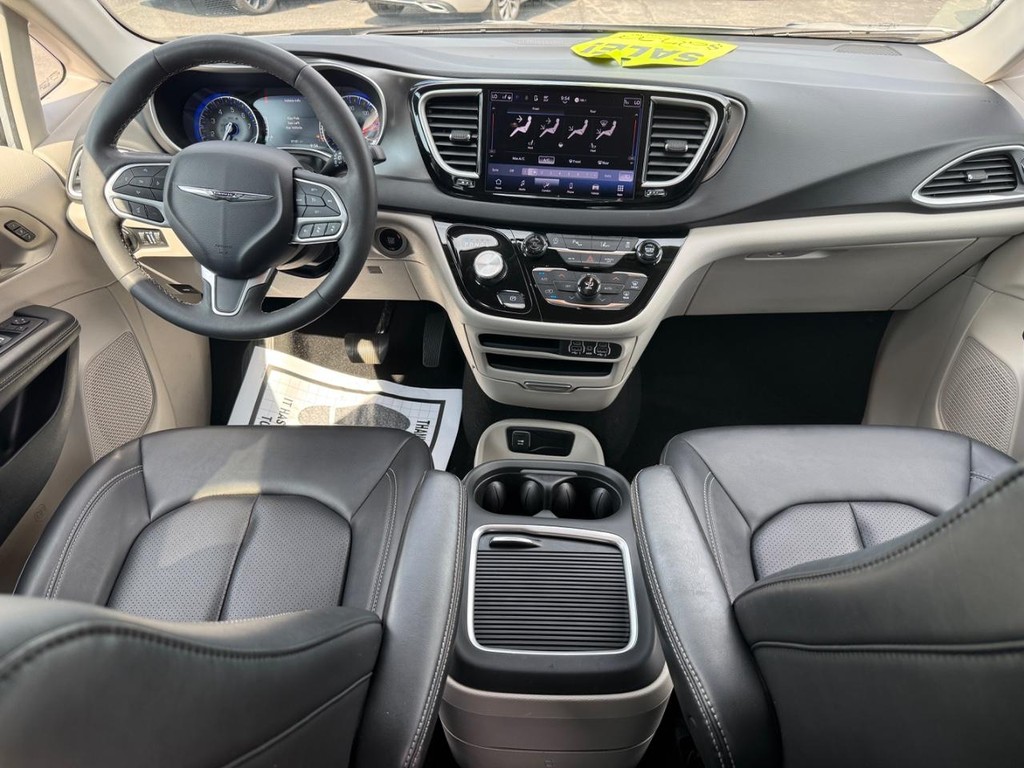 Chrysler Pacifica Vehicle Full-screen Gallery Image 09