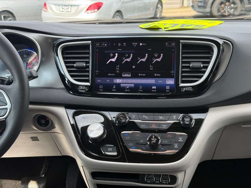 Chrysler Pacifica Vehicle Full-screen Gallery Image 10