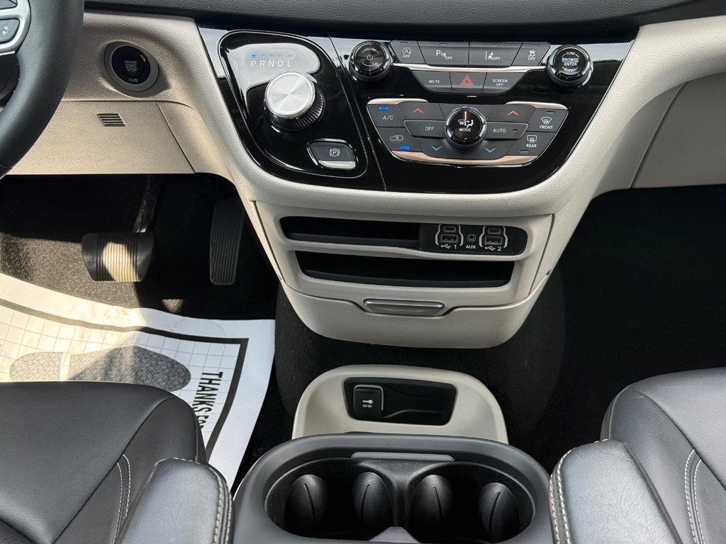 Chrysler Pacifica Vehicle Full-screen Gallery Image 11