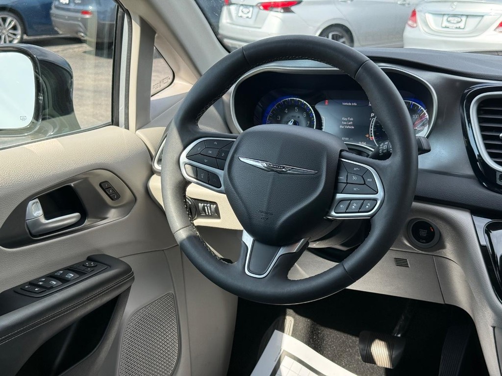 Chrysler Pacifica Vehicle Full-screen Gallery Image 12