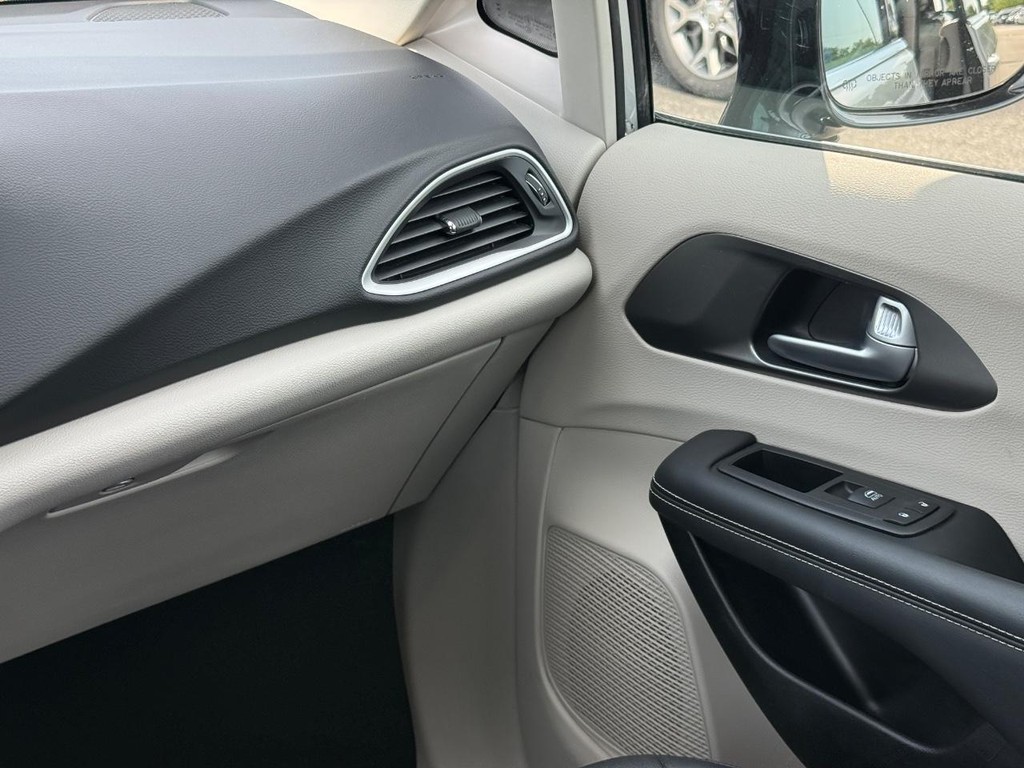 Chrysler Pacifica Vehicle Full-screen Gallery Image 13