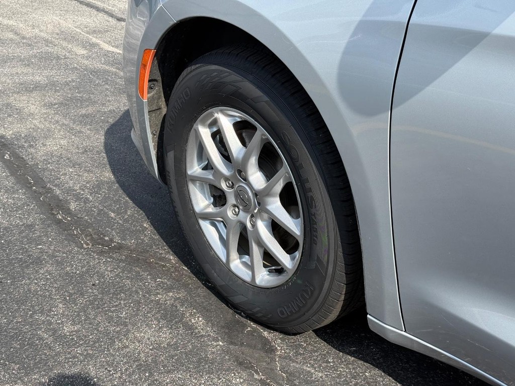 Chrysler Pacifica Vehicle Full-screen Gallery Image 14