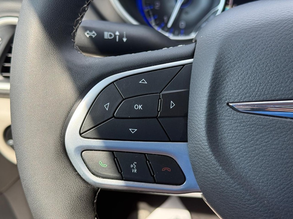 Chrysler Pacifica Vehicle Full-screen Gallery Image 15