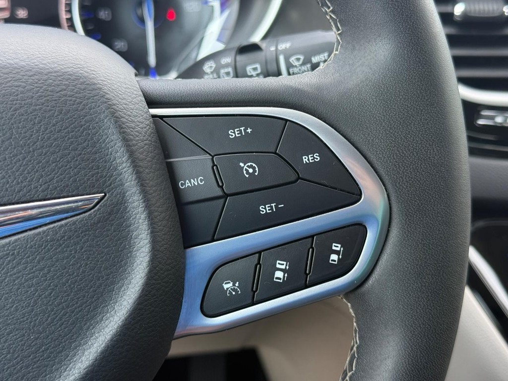 Chrysler Pacifica Vehicle Full-screen Gallery Image 16