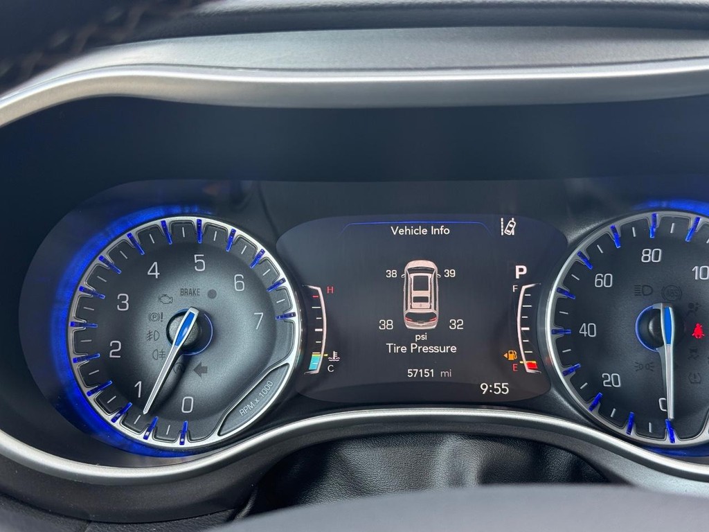 Chrysler Pacifica Vehicle Full-screen Gallery Image 17