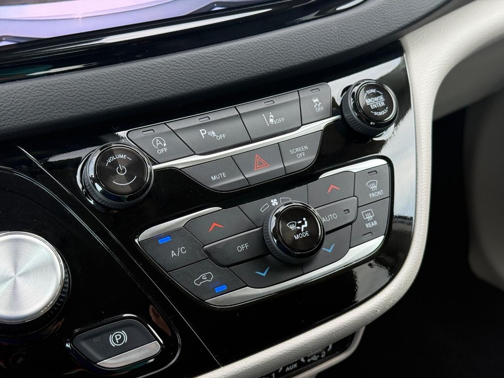 Chrysler Pacifica Vehicle Full-screen Gallery Image 19