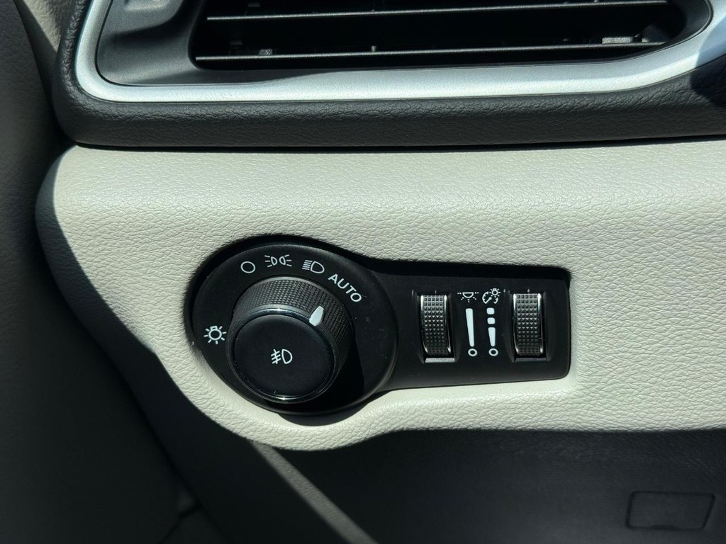 Chrysler Pacifica Vehicle Full-screen Gallery Image 21