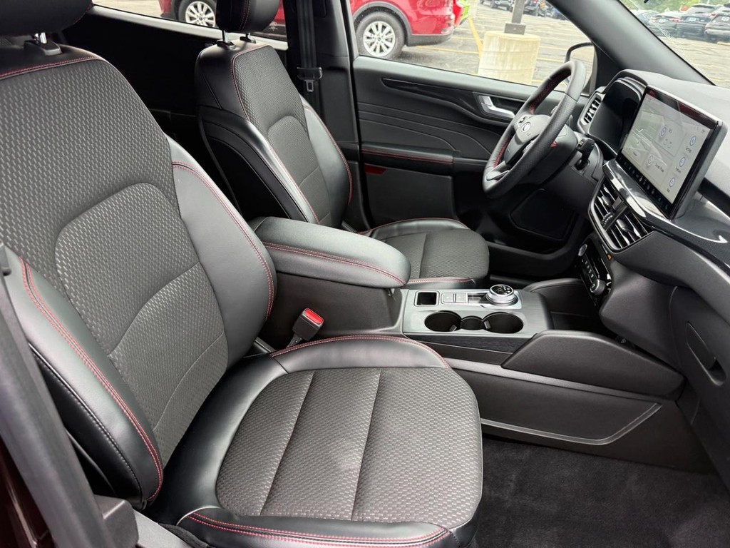 Ford Escape Vehicle Full-screen Gallery Image 06