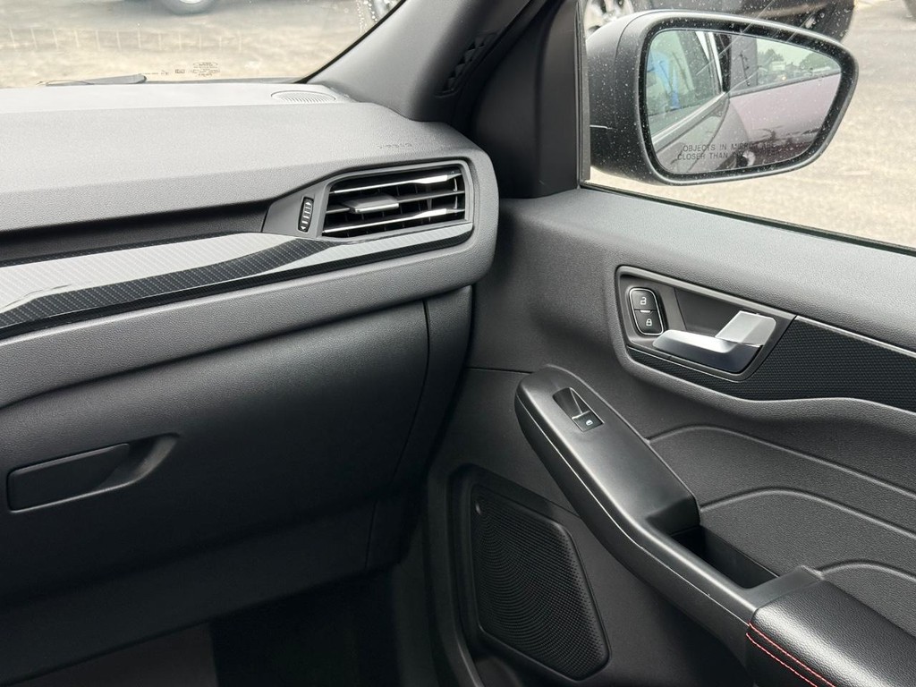 Ford Escape Vehicle Full-screen Gallery Image 12