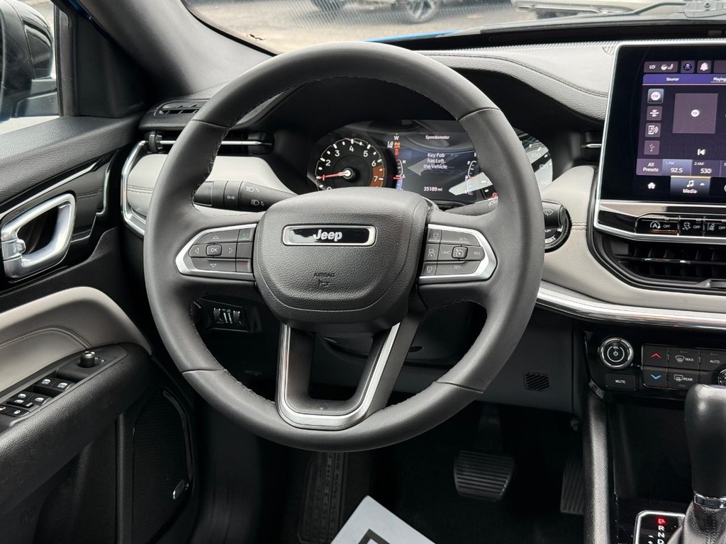 Jeep Compass Vehicle Full-screen Gallery Image 09