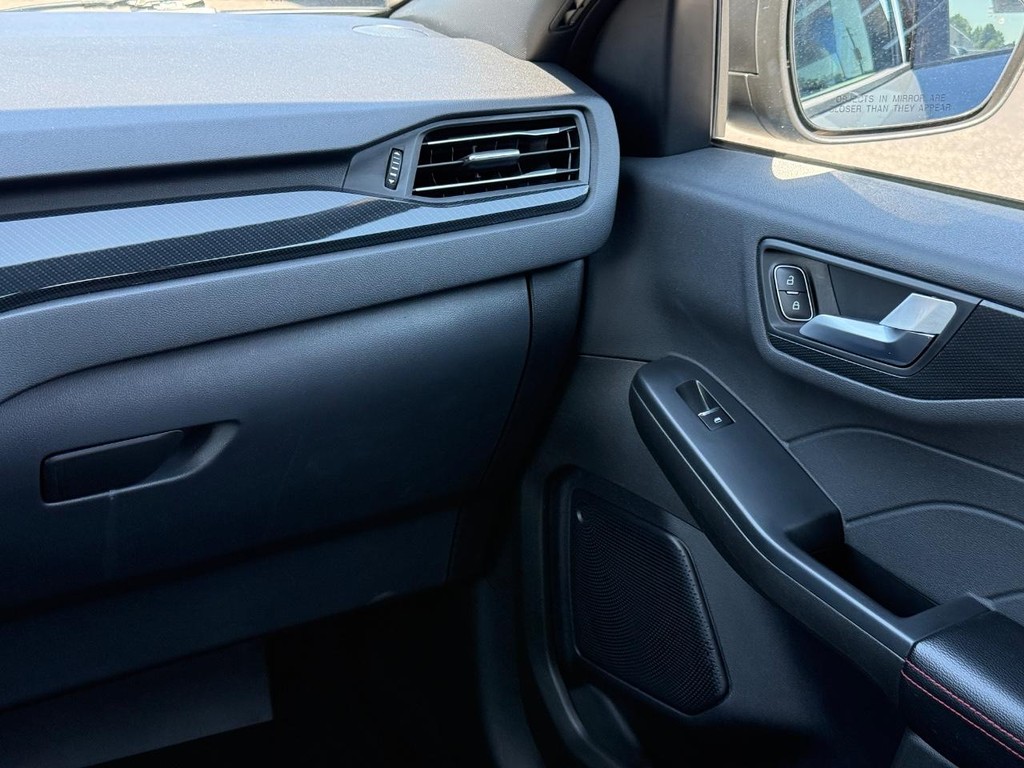 Ford Escape Vehicle Full-screen Gallery Image 12
