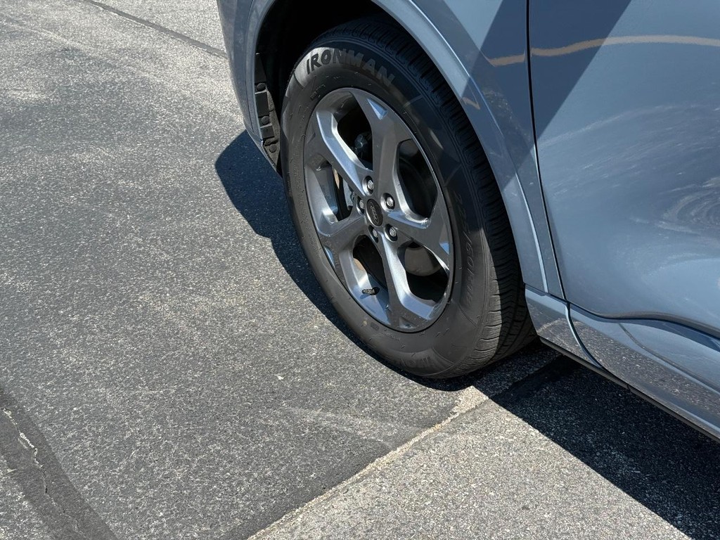 Ford Escape Vehicle Full-screen Gallery Image 14