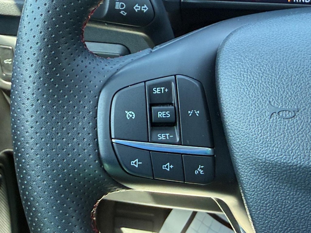 Ford Escape Vehicle Full-screen Gallery Image 15