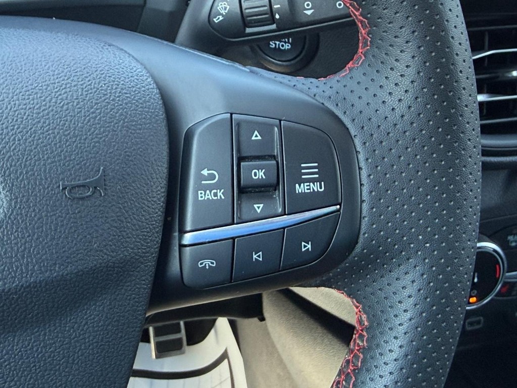 Ford Escape Vehicle Full-screen Gallery Image 16