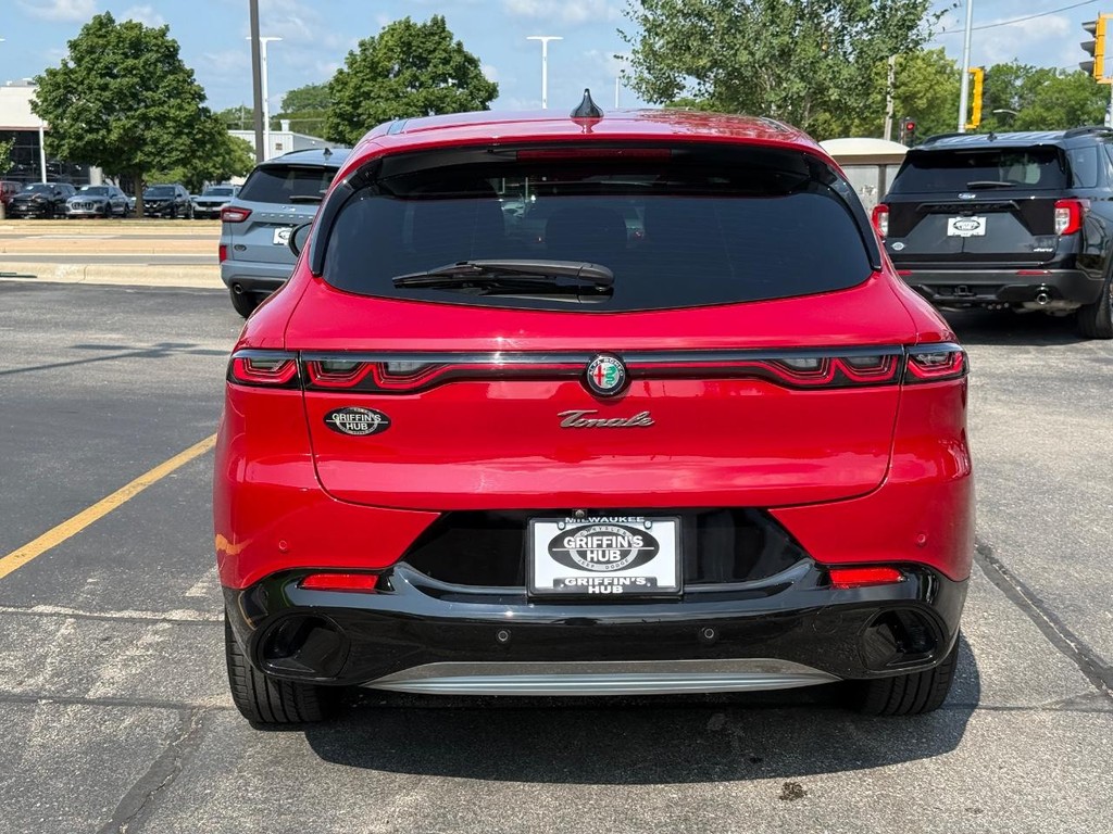 Alfa Romeo Tonale Vehicle Full-screen Gallery Image 04