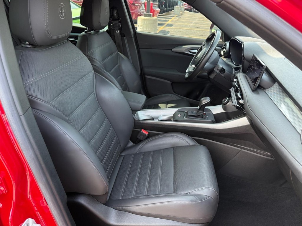 Alfa Romeo Tonale Vehicle Full-screen Gallery Image 06