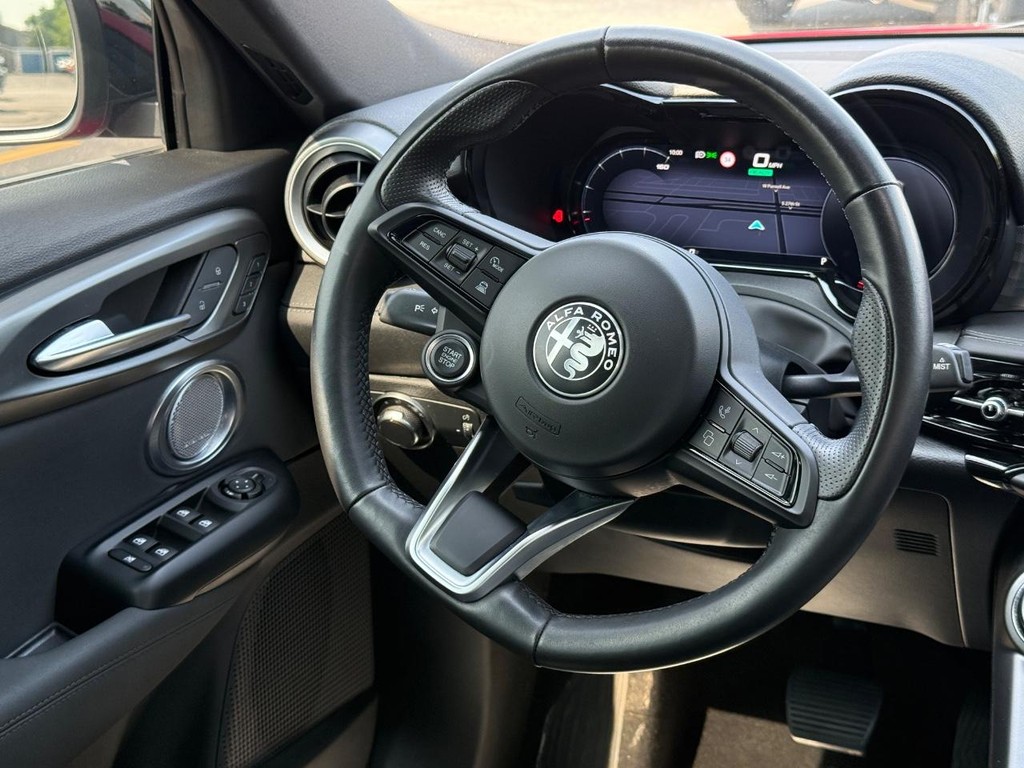 Alfa Romeo Tonale Vehicle Full-screen Gallery Image 11