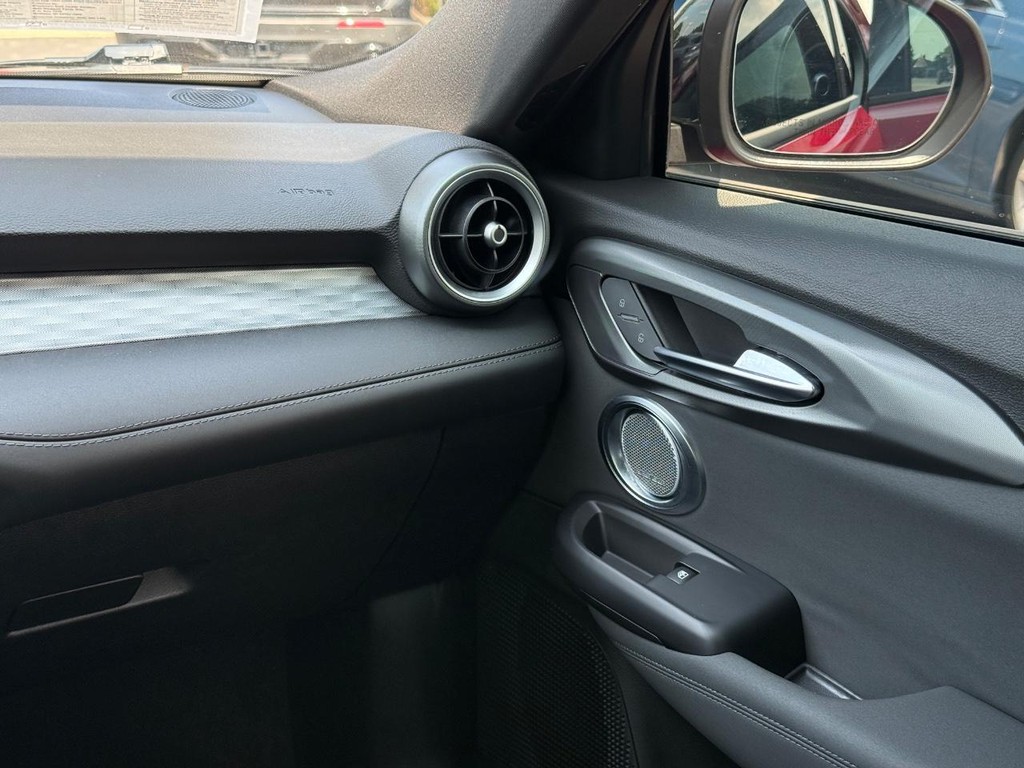 Alfa Romeo Tonale Vehicle Full-screen Gallery Image 12