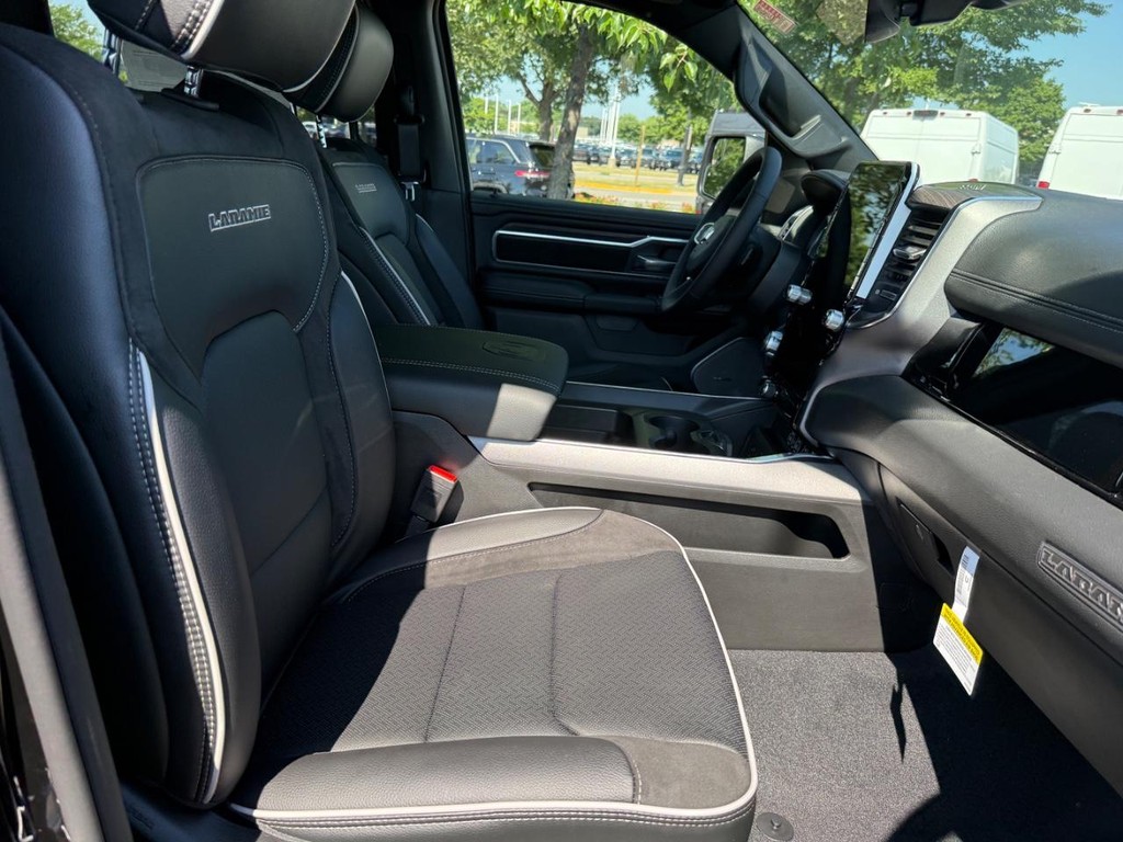 Ram 1500 Vehicle Full-screen Gallery Image 05