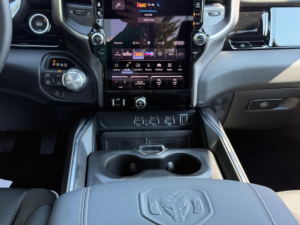 Ram 1500 Vehicle Full-screen Gallery Image 09