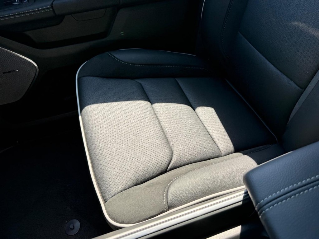 Ram 1500 Vehicle Full-screen Gallery Image 18