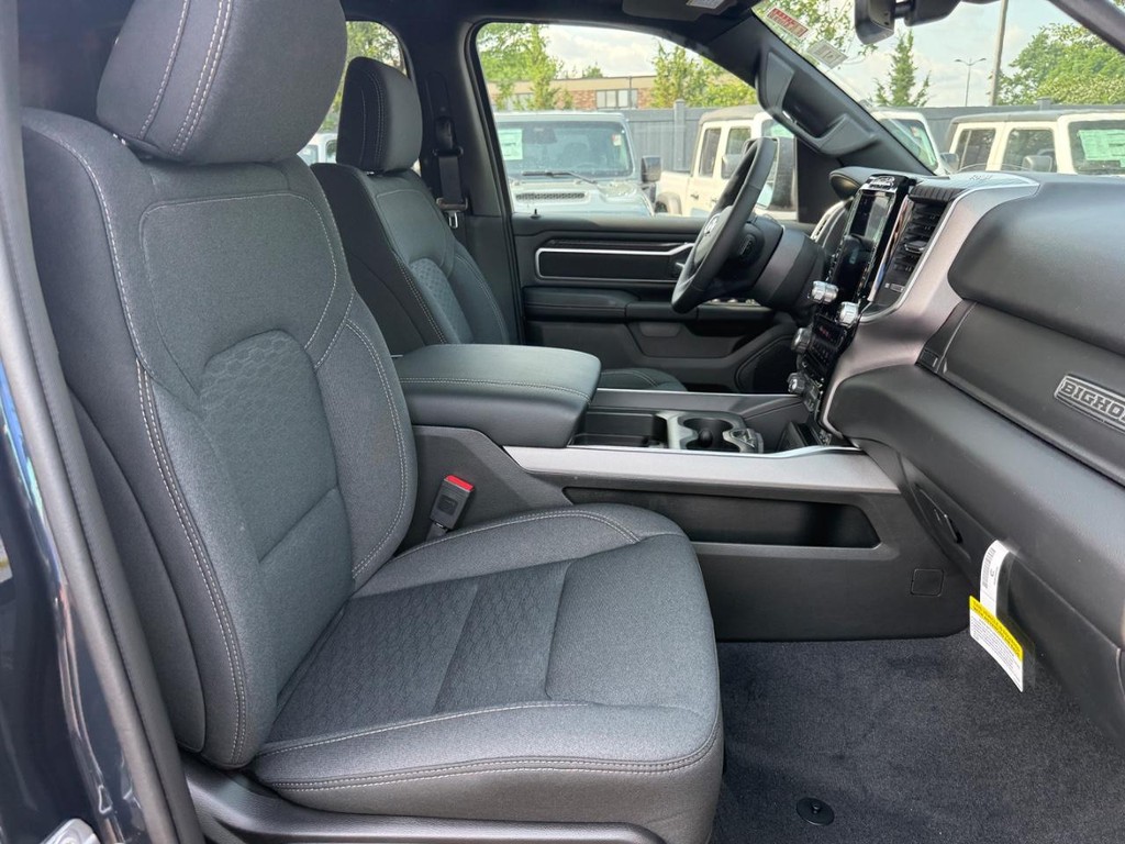 Ram 1500 Vehicle Full-screen Gallery Image 05