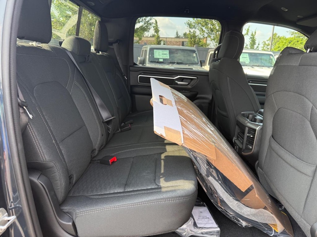 Ram 1500 Vehicle Full-screen Gallery Image 06