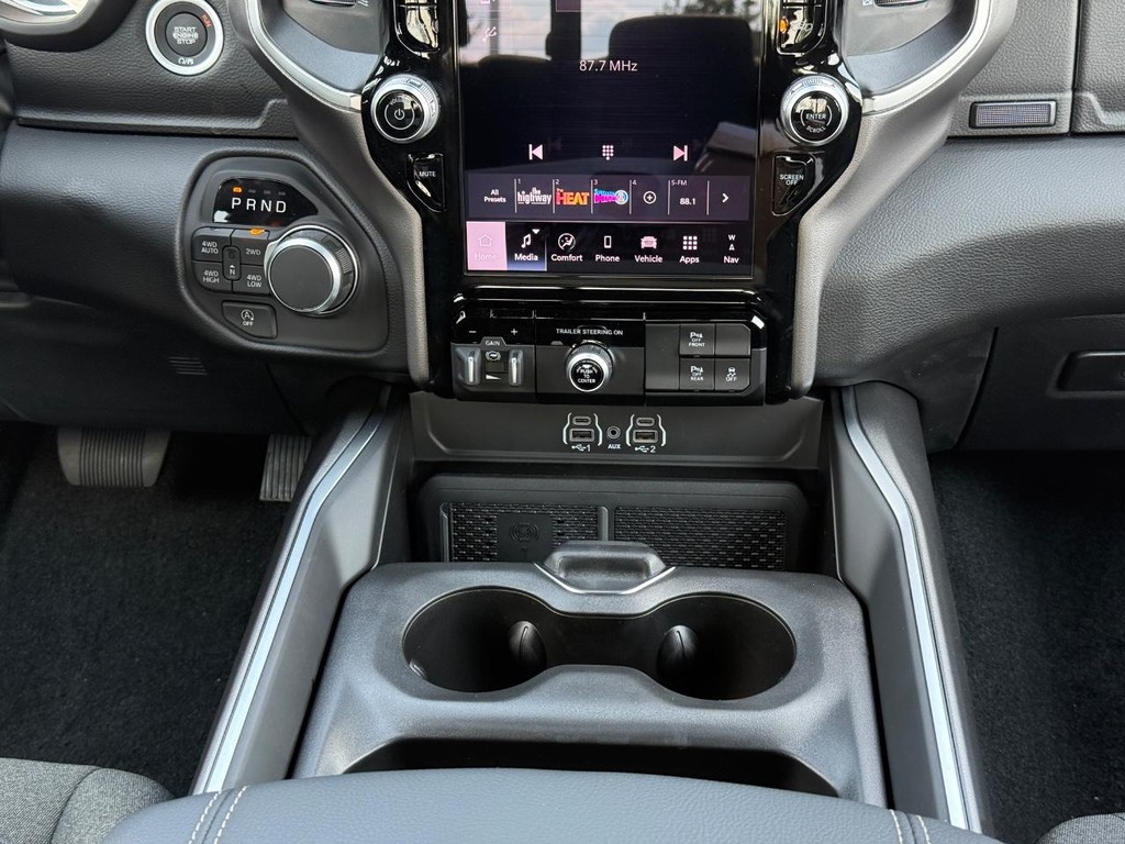 Ram 1500 Vehicle Full-screen Gallery Image 09