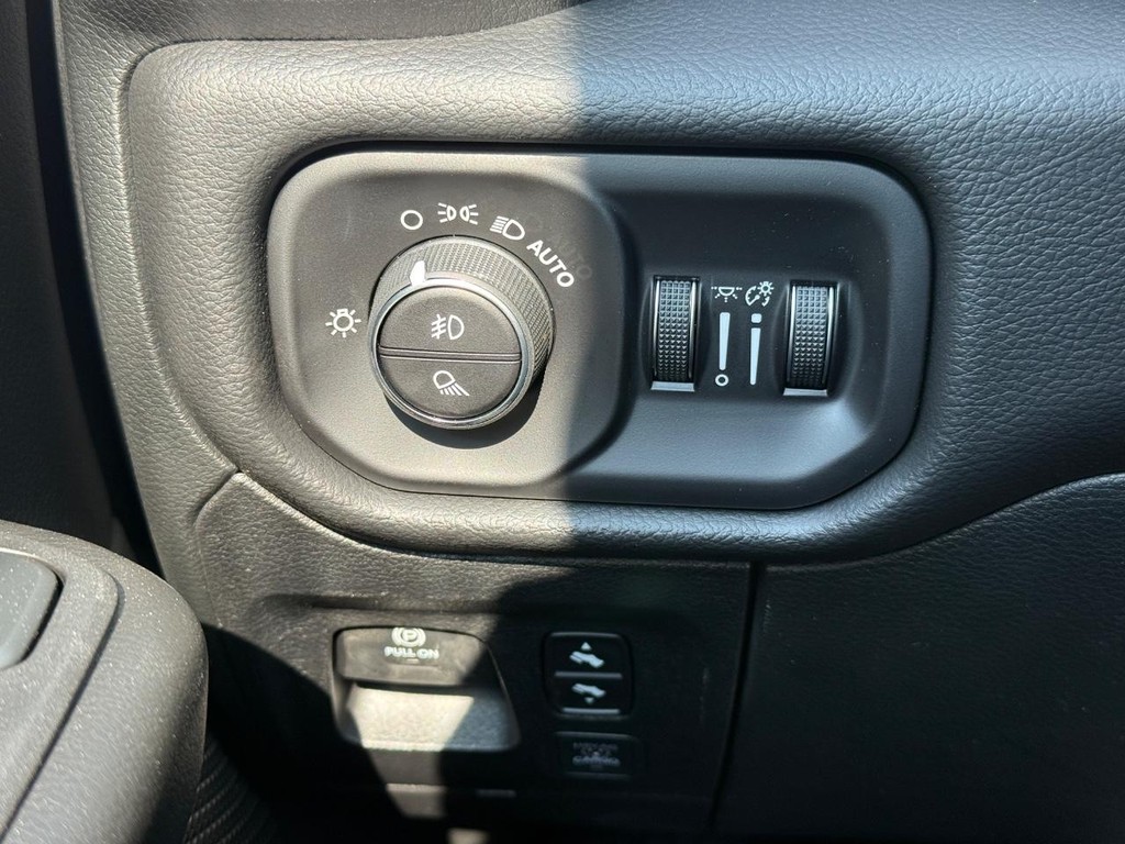 Ram 1500 Vehicle Full-screen Gallery Image 19