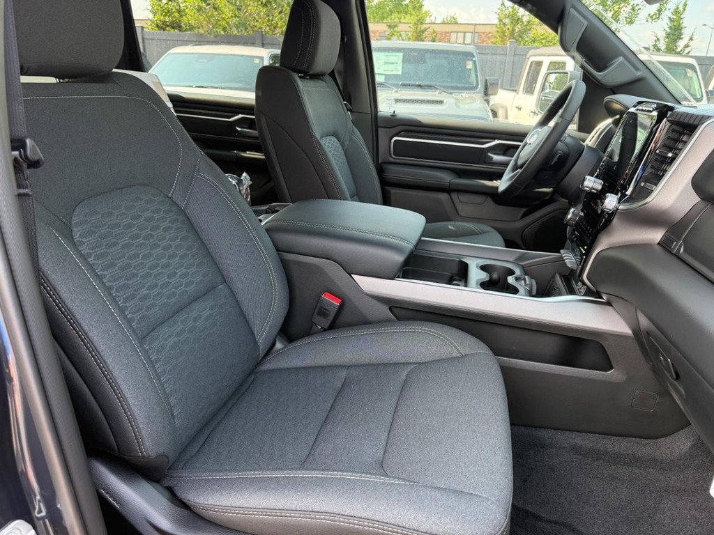 Ram 1500 Vehicle Full-screen Gallery Image 05
