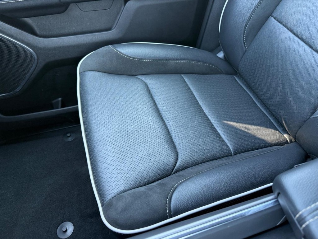 Ram 1500 Vehicle Full-screen Gallery Image 18