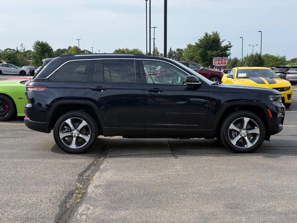 Jeep Grand Cherokee 4xe Vehicle Full-screen Gallery Image 02