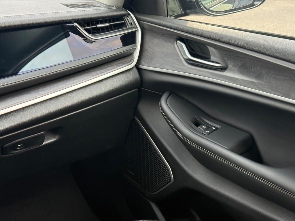 Jeep Grand Cherokee 4xe Vehicle Full-screen Gallery Image 12