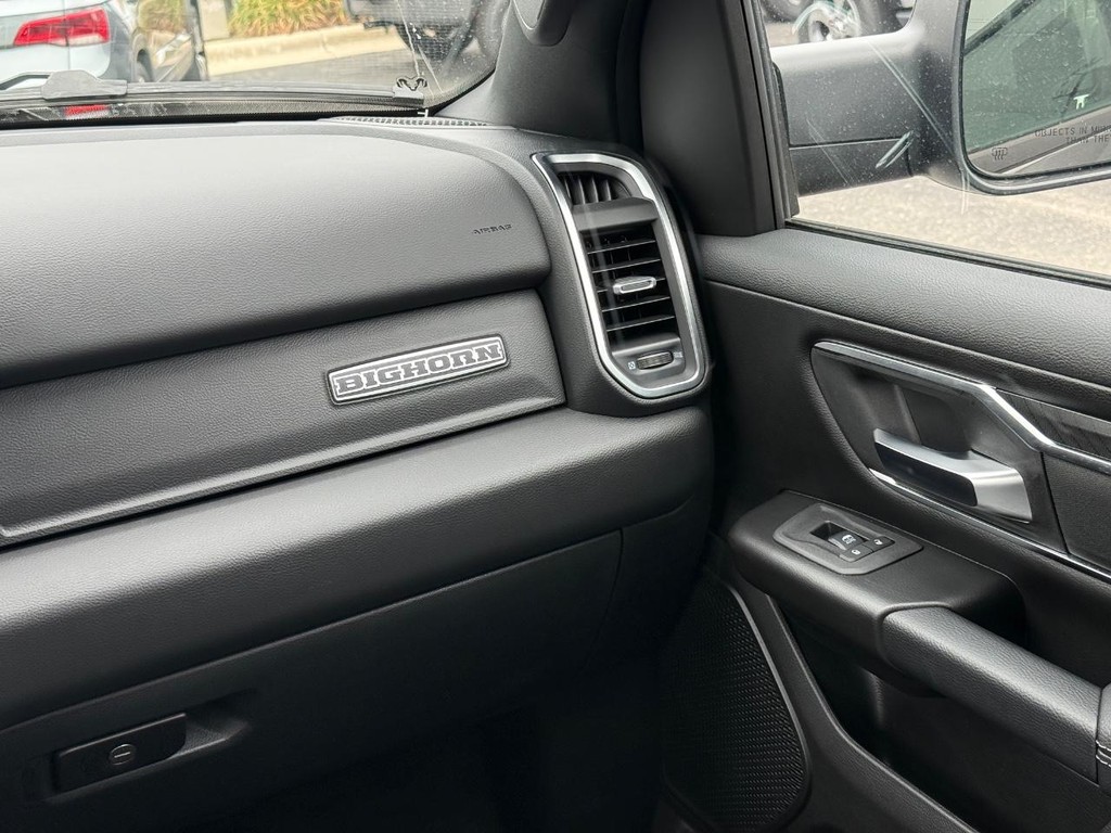 Ram 1500 Vehicle Full-screen Gallery Image 12