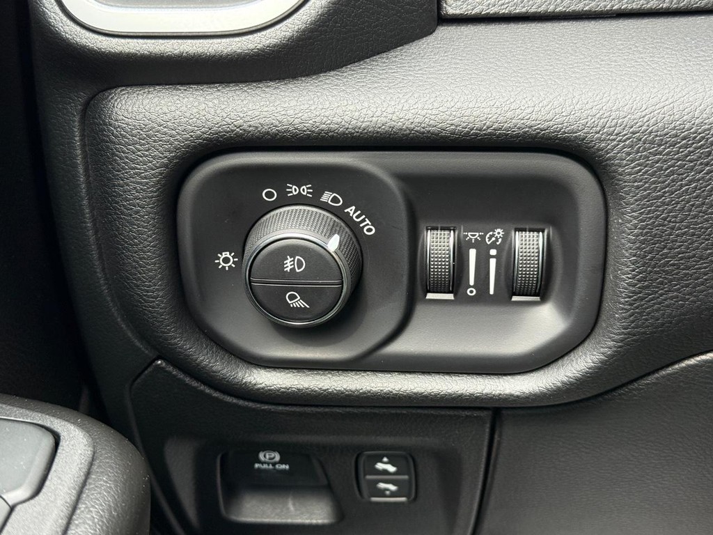 Ram 1500 Vehicle Full-screen Gallery Image 21