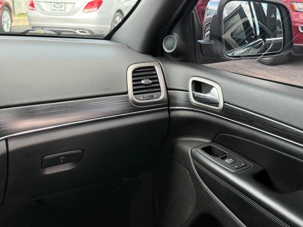 Jeep Grand Cherokee Vehicle Full-screen Gallery Image 13
