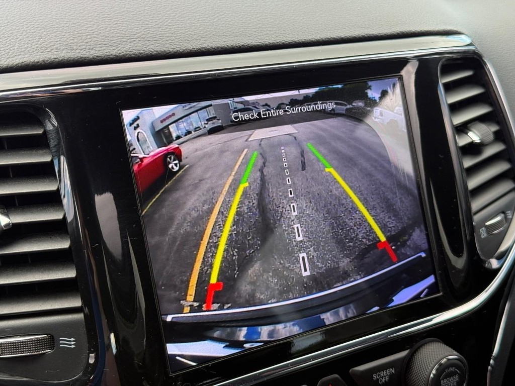 Jeep Grand Cherokee Vehicle Full-screen Gallery Image 18