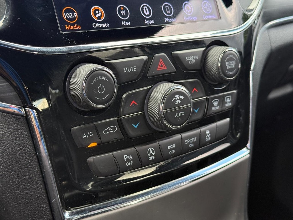 Jeep Grand Cherokee Vehicle Full-screen Gallery Image 19