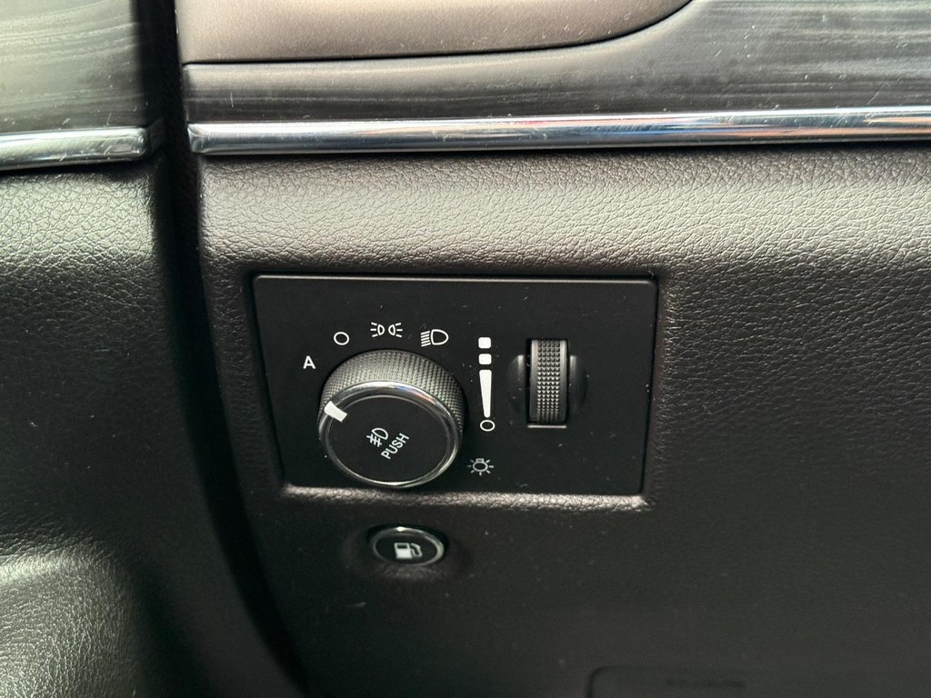 Jeep Grand Cherokee Vehicle Full-screen Gallery Image 21