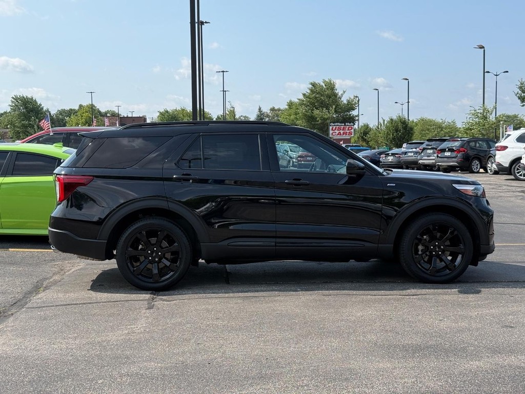 Ford Explorer Vehicle Full-screen Gallery Image 02
