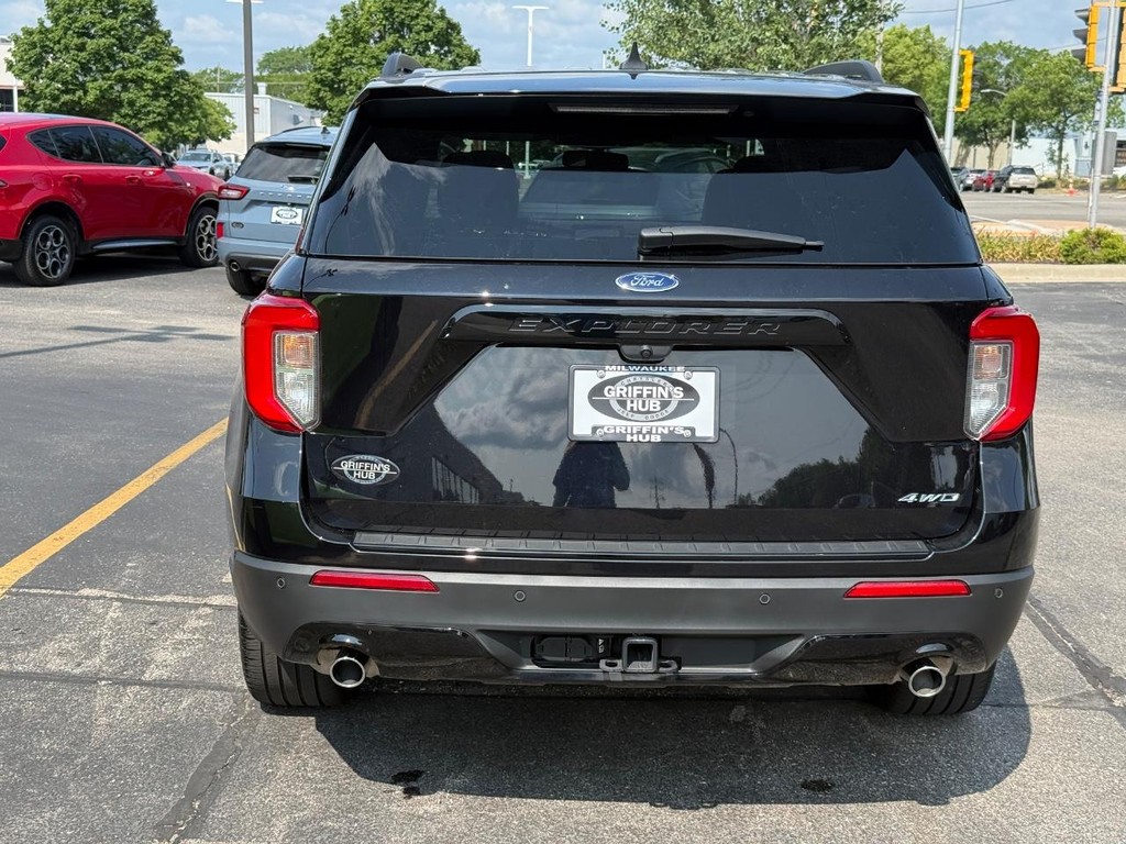 Ford Explorer Vehicle Full-screen Gallery Image 04