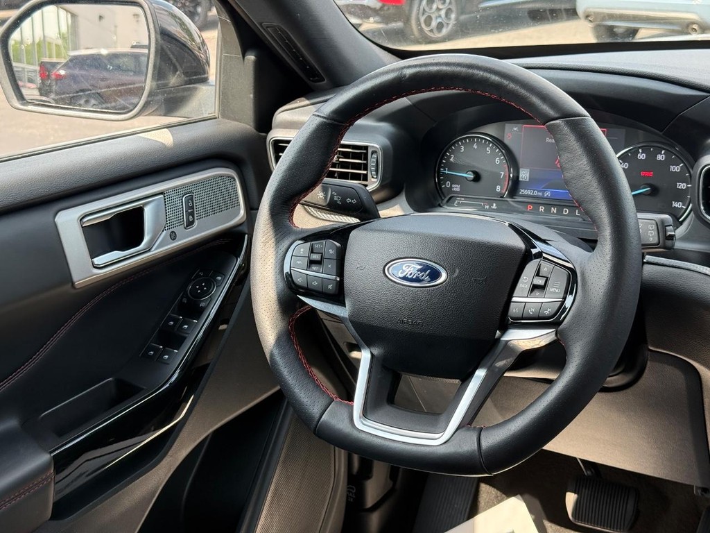 Ford Explorer Vehicle Full-screen Gallery Image 11