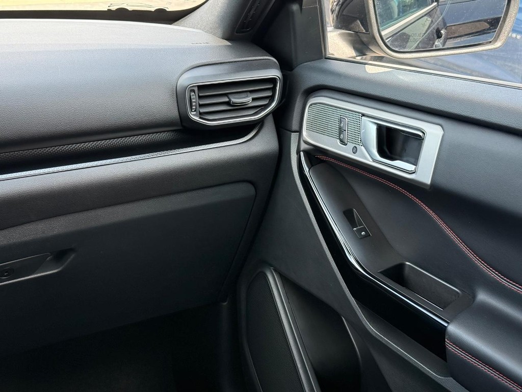 Ford Explorer Vehicle Full-screen Gallery Image 12