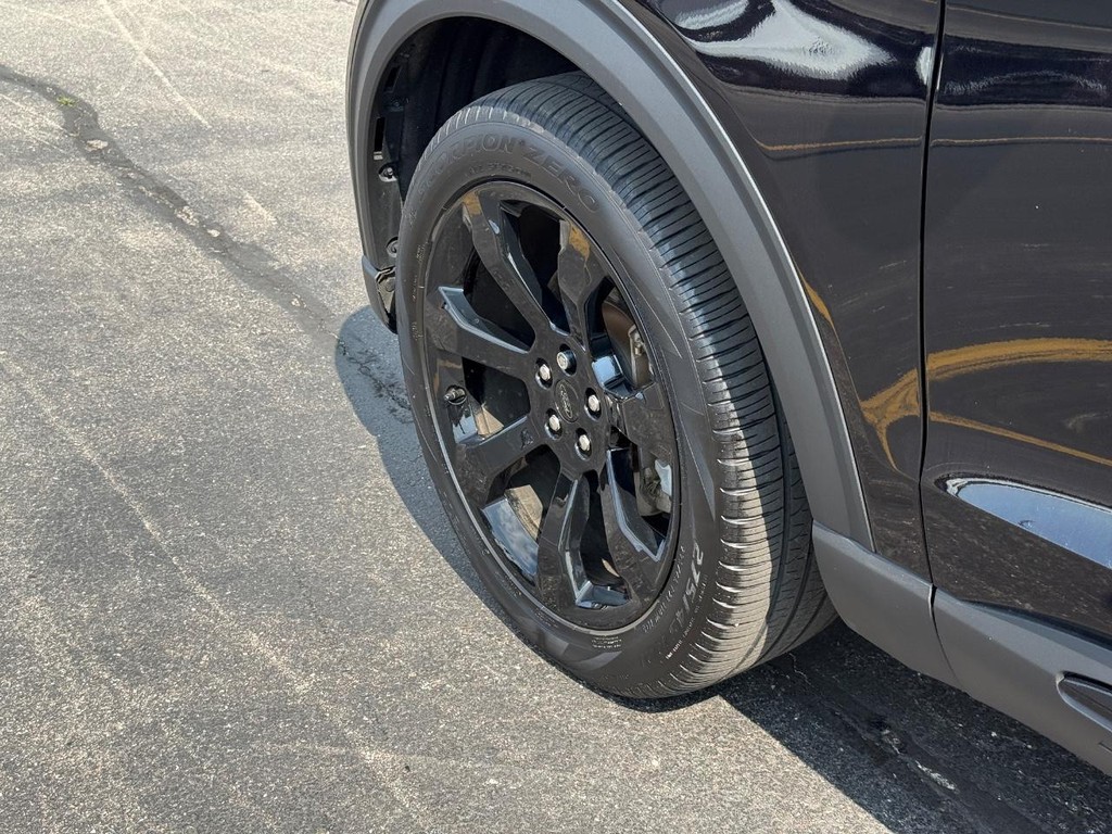 Ford Explorer Vehicle Full-screen Gallery Image 13