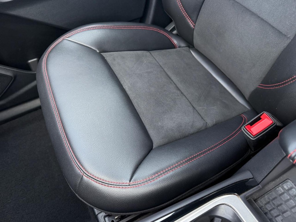 Ford Explorer Vehicle Full-screen Gallery Image 19
