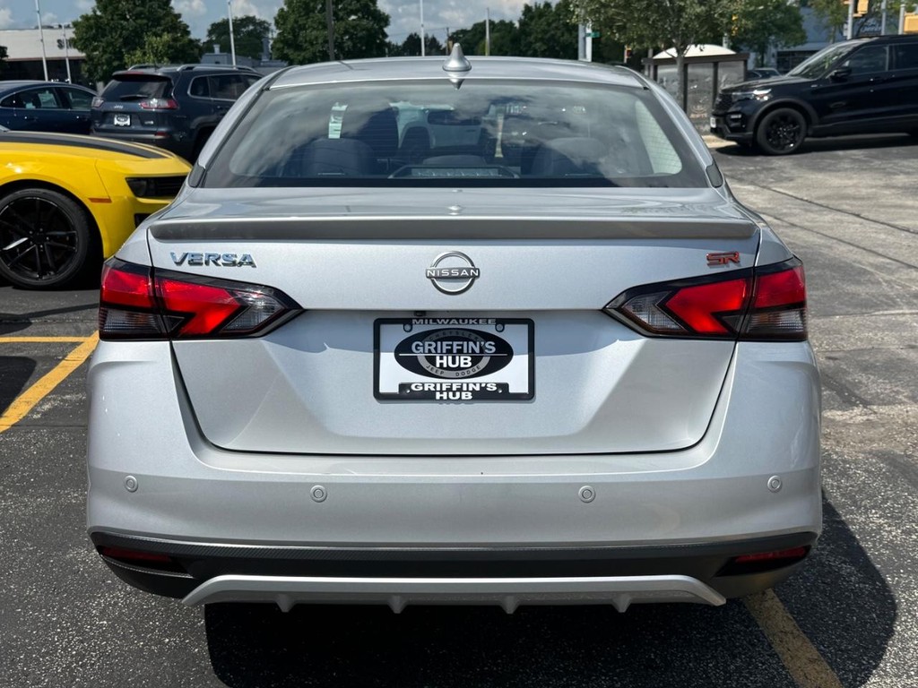 Nissan Versa Vehicle Full-screen Gallery Image 04