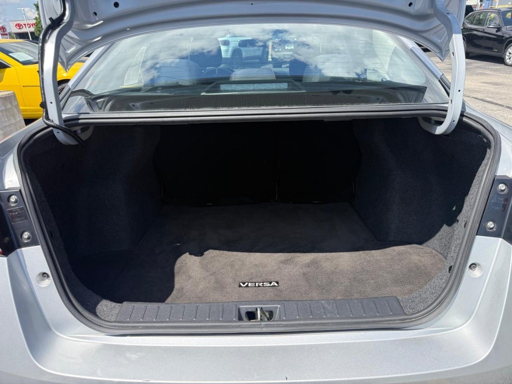 Nissan Versa Vehicle Full-screen Gallery Image 05