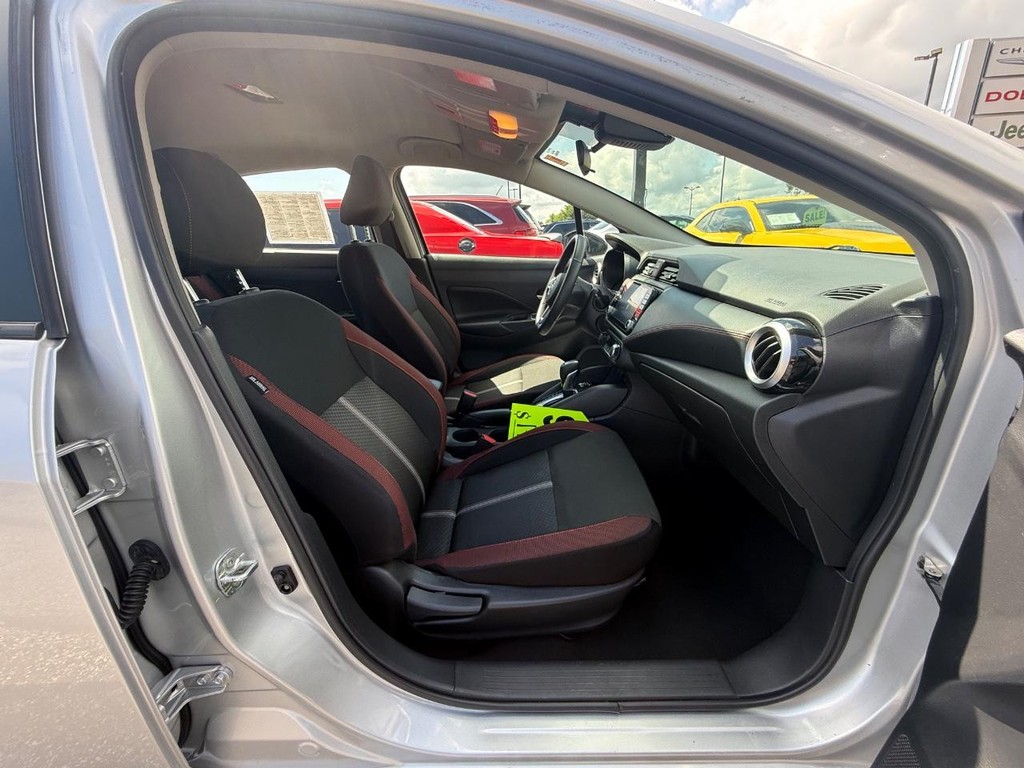 Nissan Versa Vehicle Full-screen Gallery Image 07
