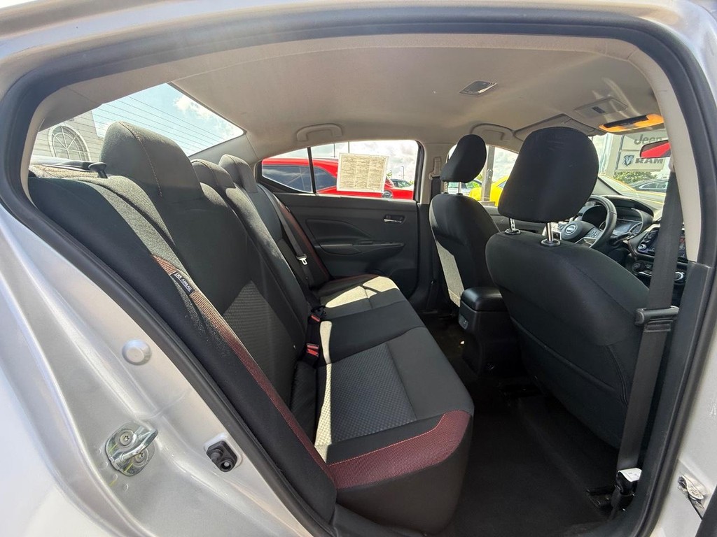 Nissan Versa Vehicle Full-screen Gallery Image 08